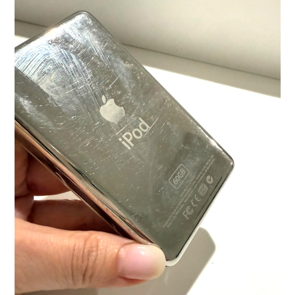 Apple iPod classic 5th Generation White (60 GB) Untested - Picture 2 of 6